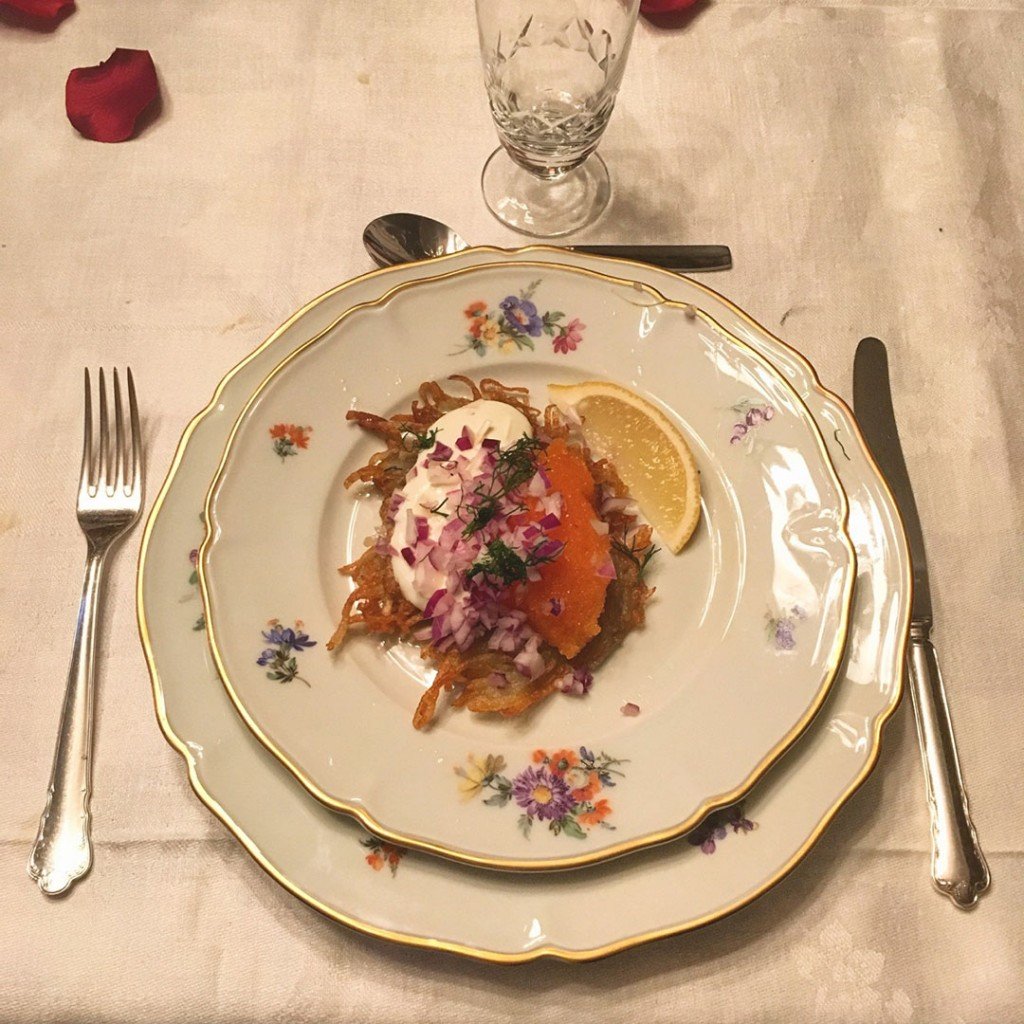 Råraka med Kalix löjrom, gräddfil, rödlök och dill.