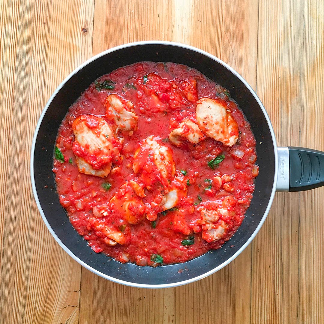 Kyckling i tomatsås med örter och pasta