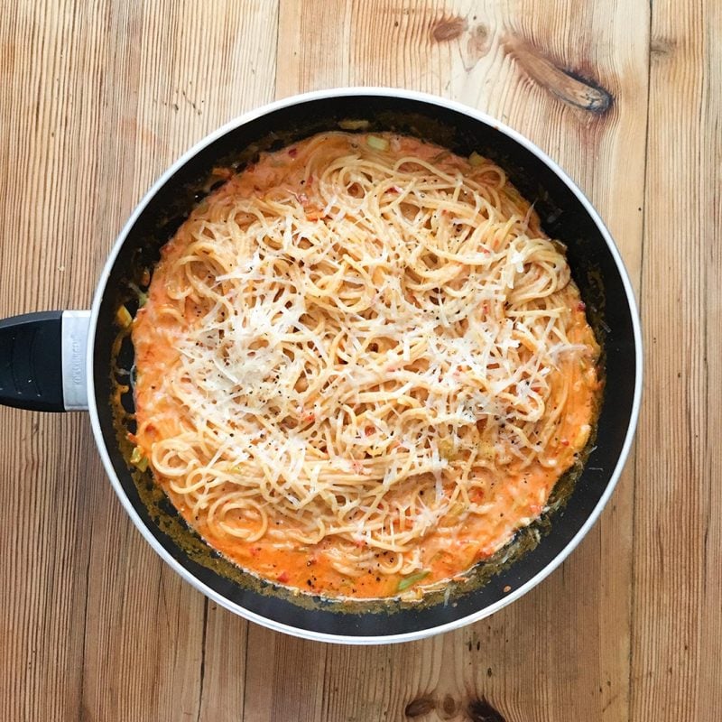 Pasta med gräddsås på ajvar relish och parmesanost