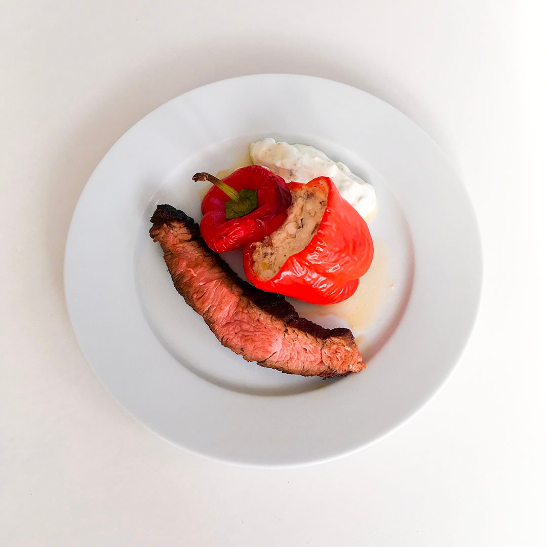 Grillad flankstek med paprika fylld av godsaker.