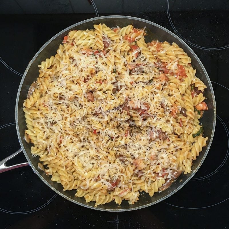 Spaghetti Alla Puttanesca med sidfläsk.