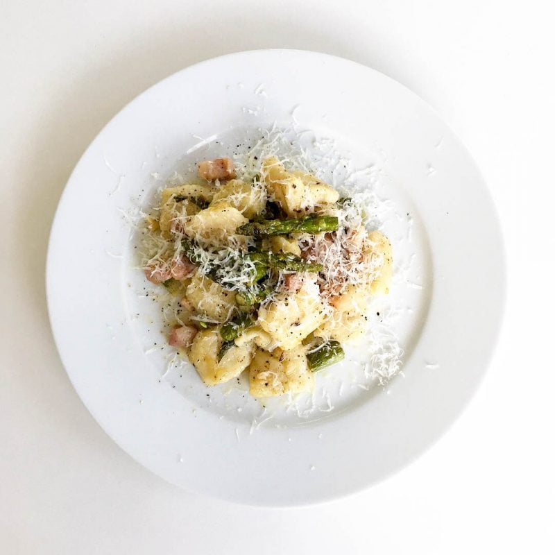 Gnocchi med sparris, sidfläsk och parmesan är lättlagad och god rätt med inspiration från Italien.