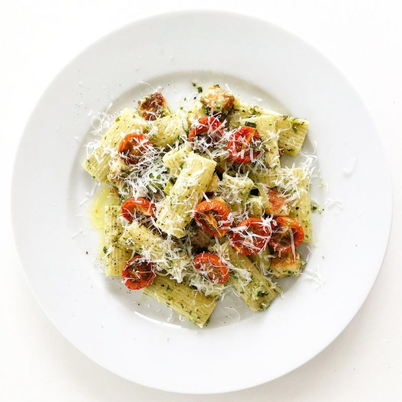 Pasta pesto med halloumi, tomat, sparris och parmesan hämtar inspiration från Italien.