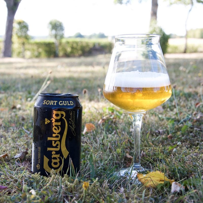Carlsberg Sort Guld har en kväljande karaktär och är nej tack på burk.
