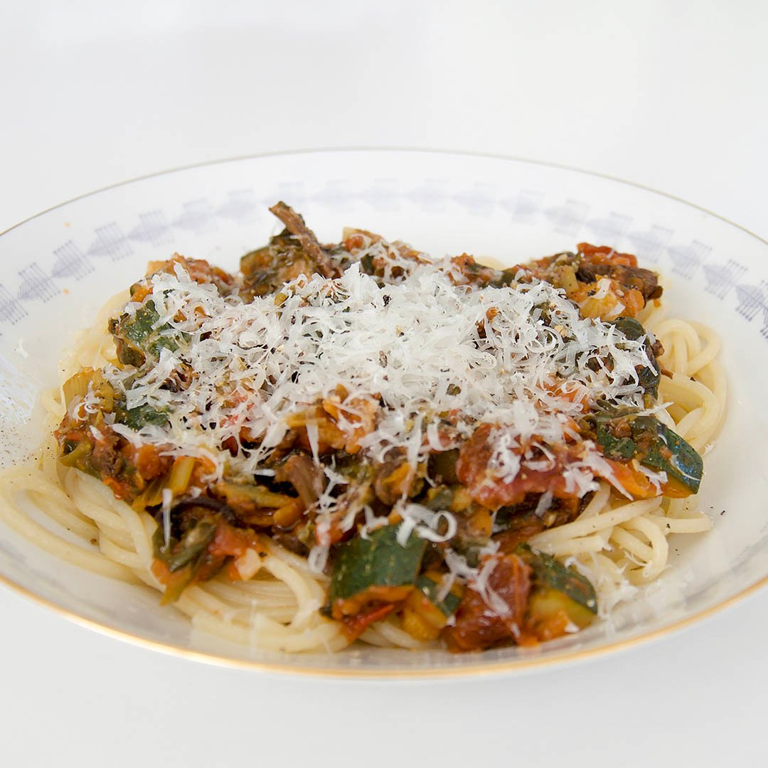 Vegetarisk pasta med svamp, spenat och grönsaker är lättlagat och välsmakande recept.