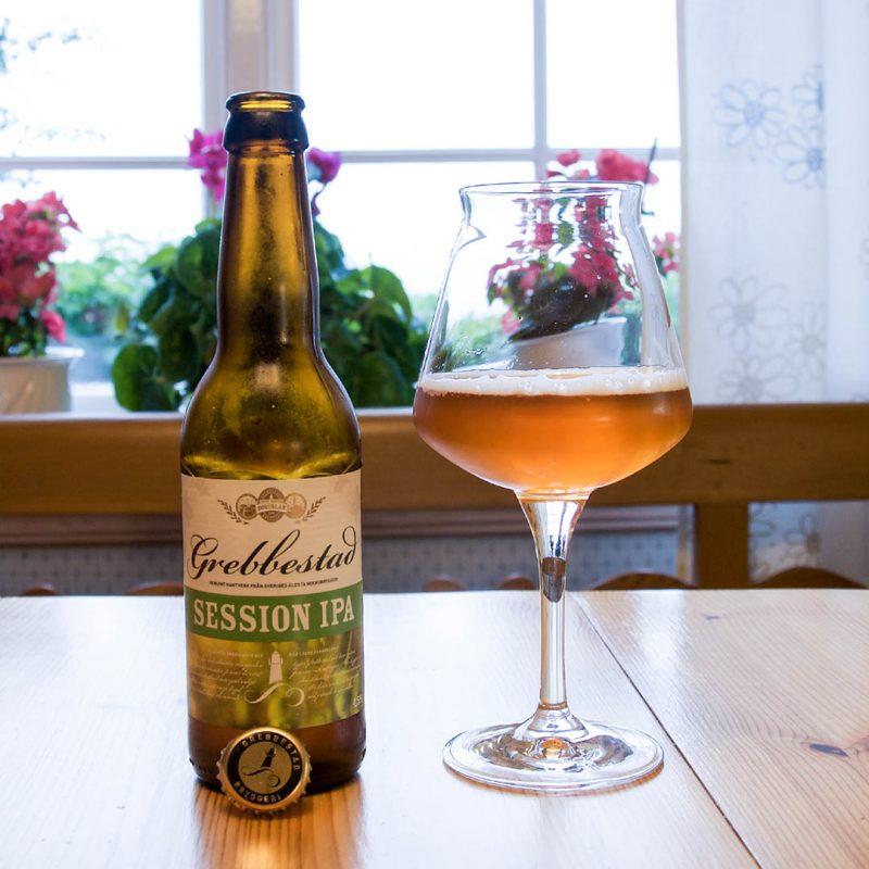 Grebbestad Session IPA är välsmakande öl från bästkusten, med tropiska smaker och lite lägre alkoholstyrka.