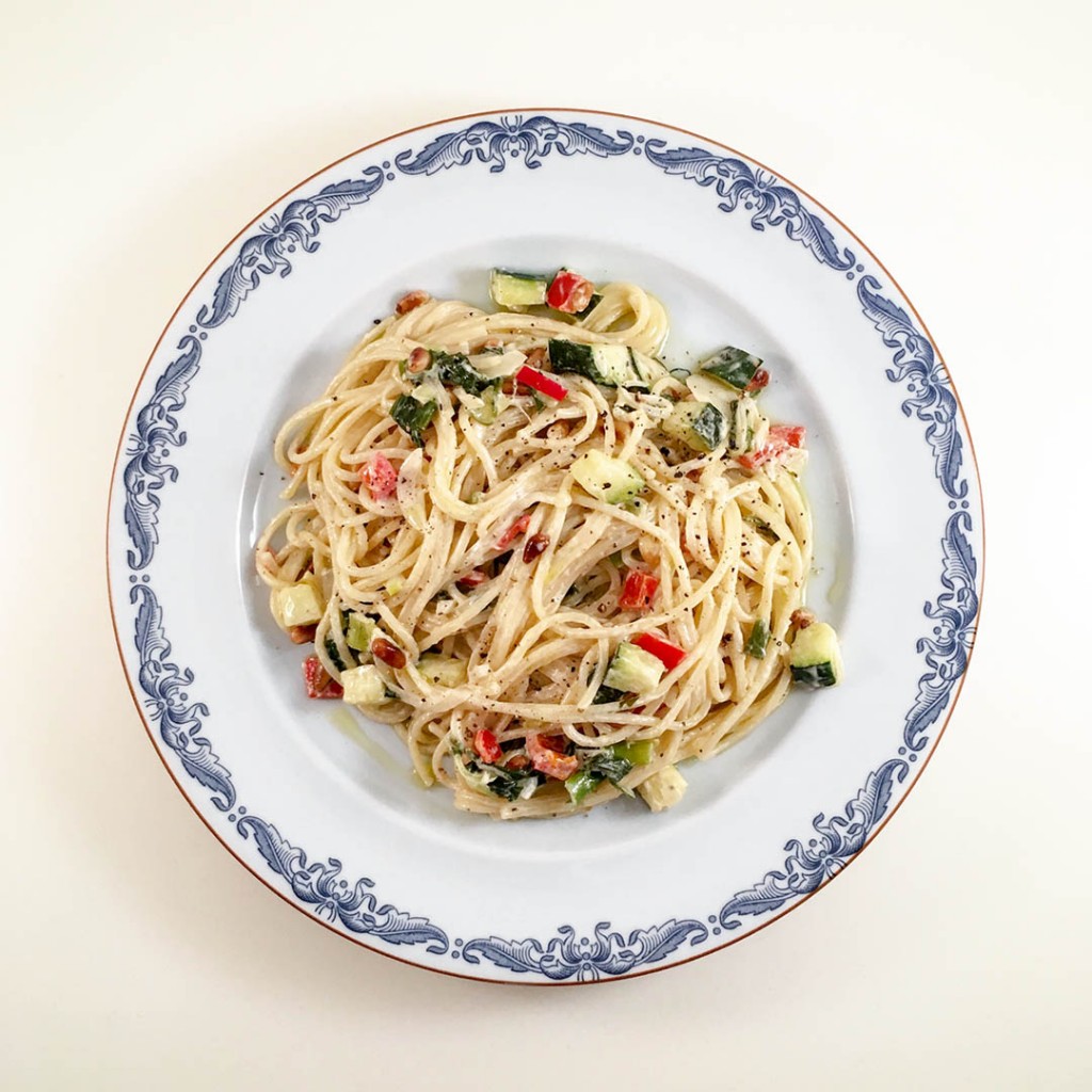 Pasta med tahini och crème fraiche, chili, lök, paprika och zucchini
