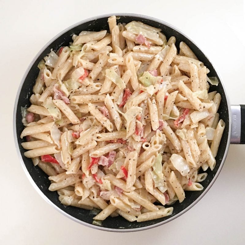 Pasta med vitkål, bacon, paprika och crème fraiche