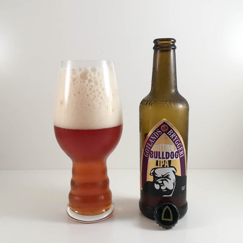 Gotlands Bryggeri Sitting Bulldog IPA är välsmakande öl som passar både som sällskapsdryck och till mat.