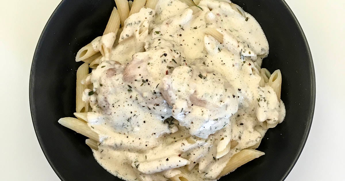 Kyckling i örtsås på crème fraiche med pasta Johans mat