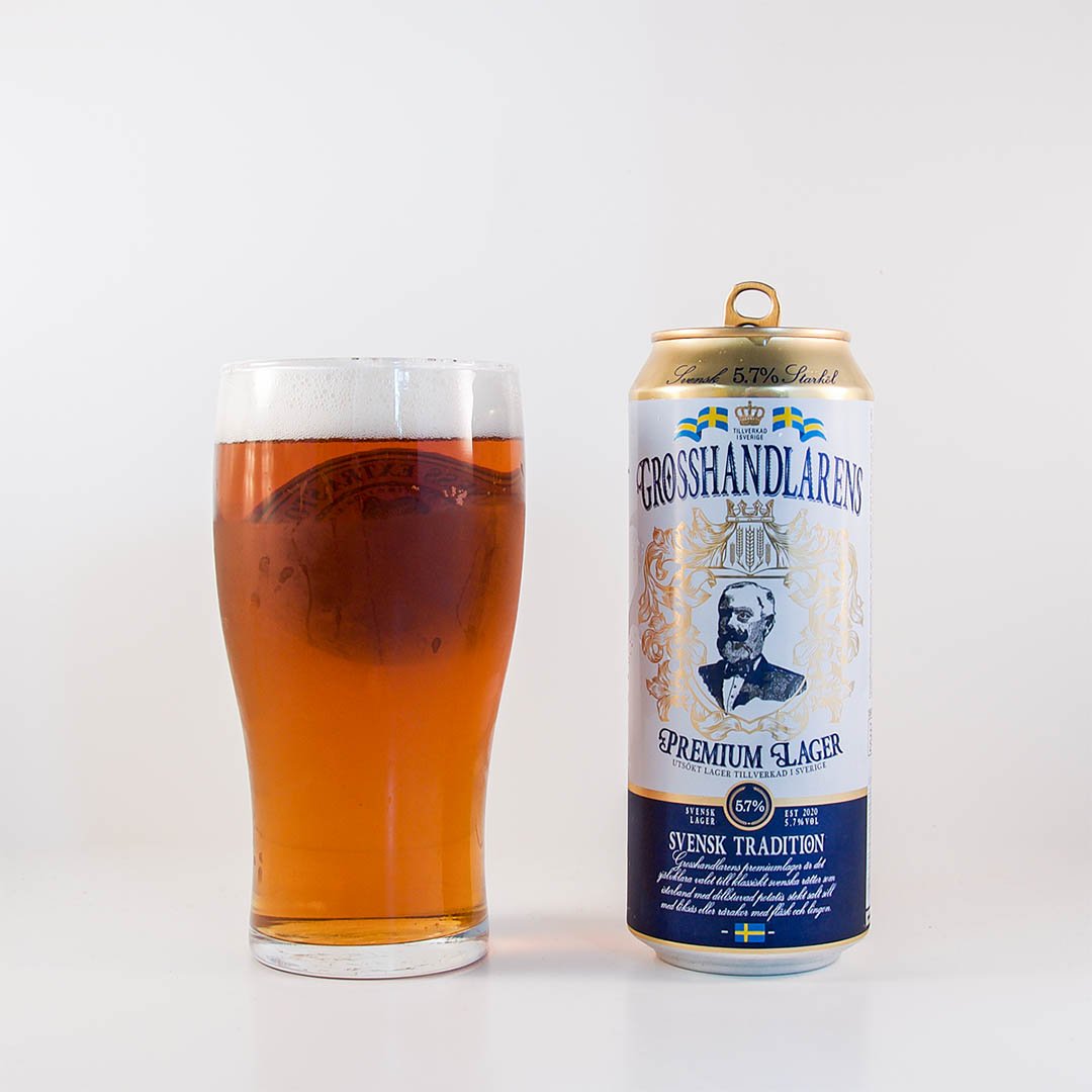 Grosshandlarens Premium Lager är stabil öl att dricka som sällskapsdryck eller till svensk husmanskost.