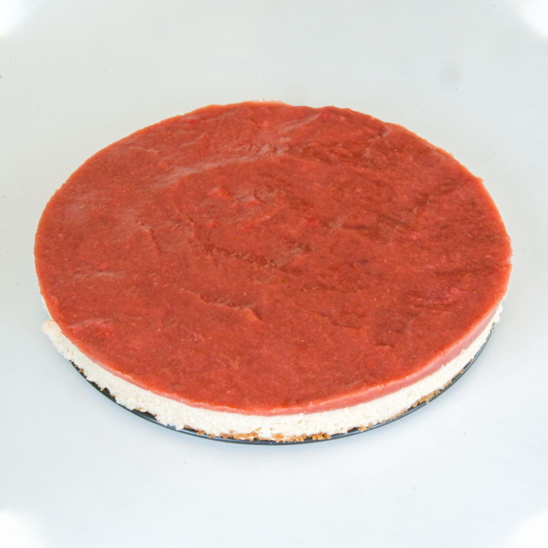 Rabarbercheesecake med jordgubbsglasyr är välsmakande efterrätt som du lyckas med.
