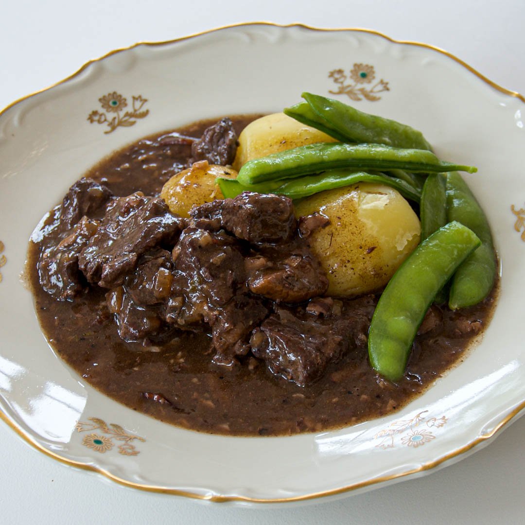 Älggryta - Recept på mustig viltgryta med smaker av skogen.