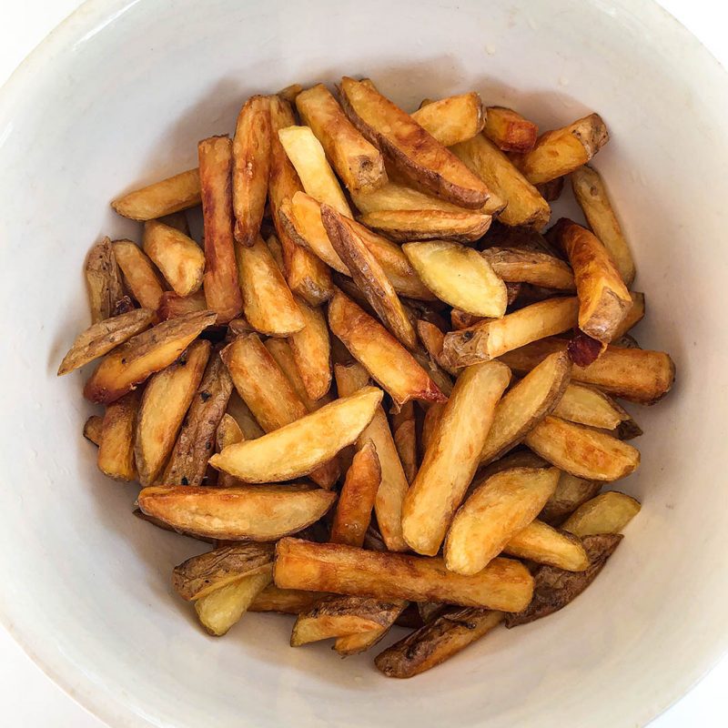 Friterad pommes - recept på hemmagjord pommes frites som du gör i 3 steg. Det är inte så avancerat som det låter.
