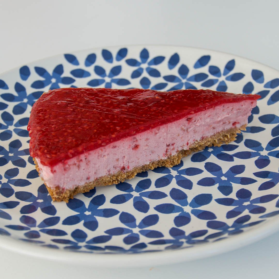 Halloncheesecake med hallonglasyr är smakfull dessert. Vem gillar inte hallon?