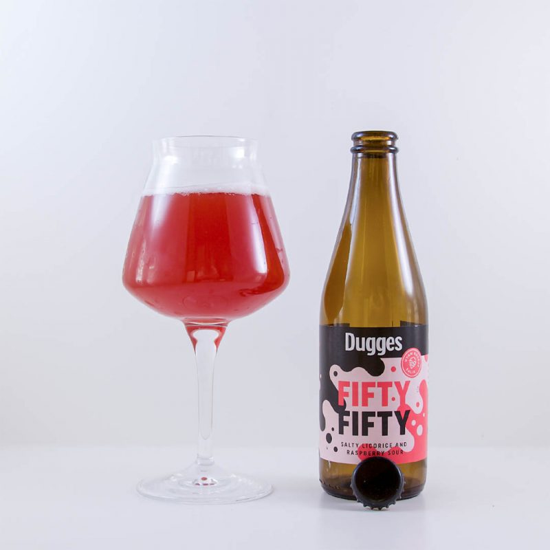 Fifty-fifty från Dugges Bryggeri har trevlig doft och smak av hallon och lakrits.