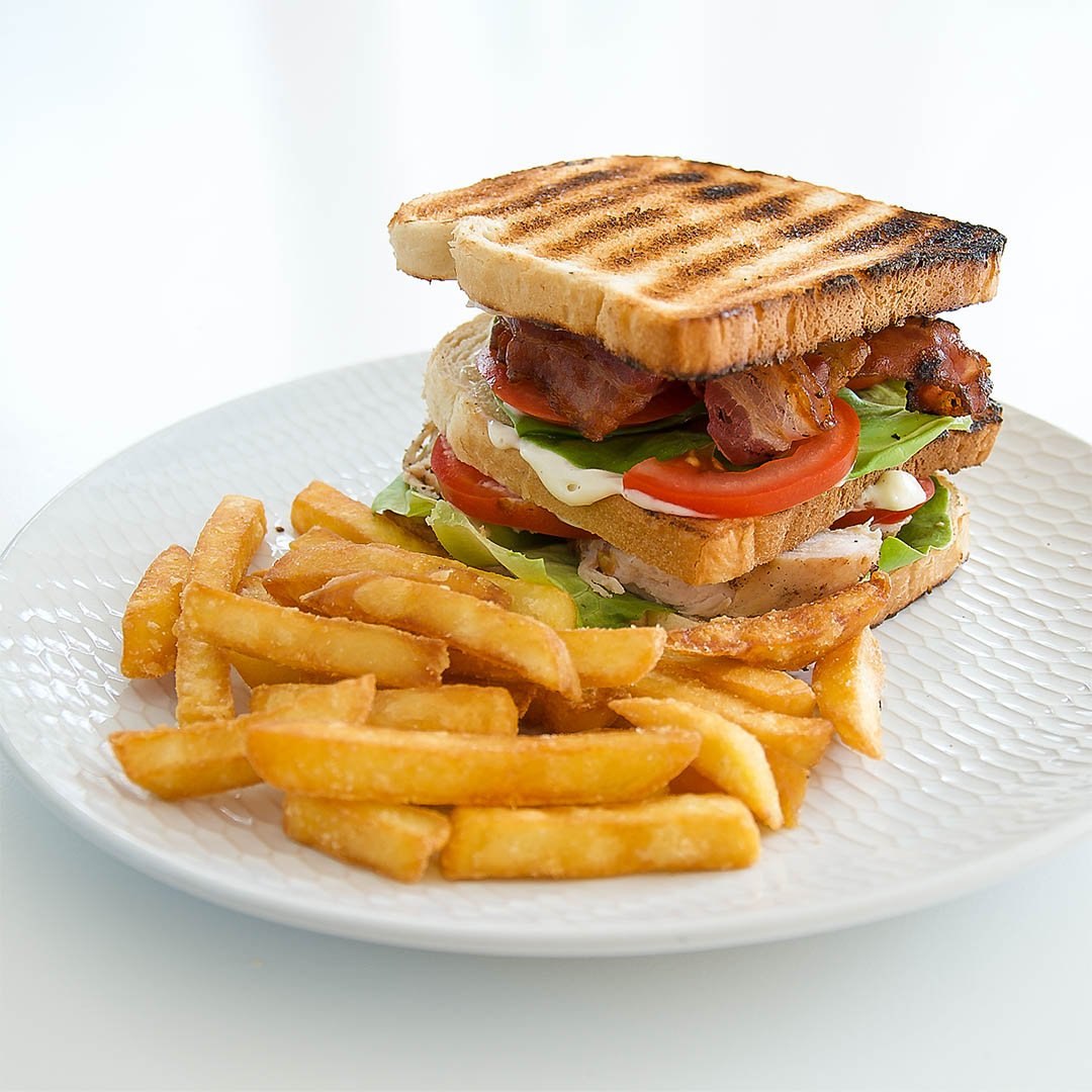 Club sandwich - Recept på krogklassiker. Servera med chips eller pommes frites.