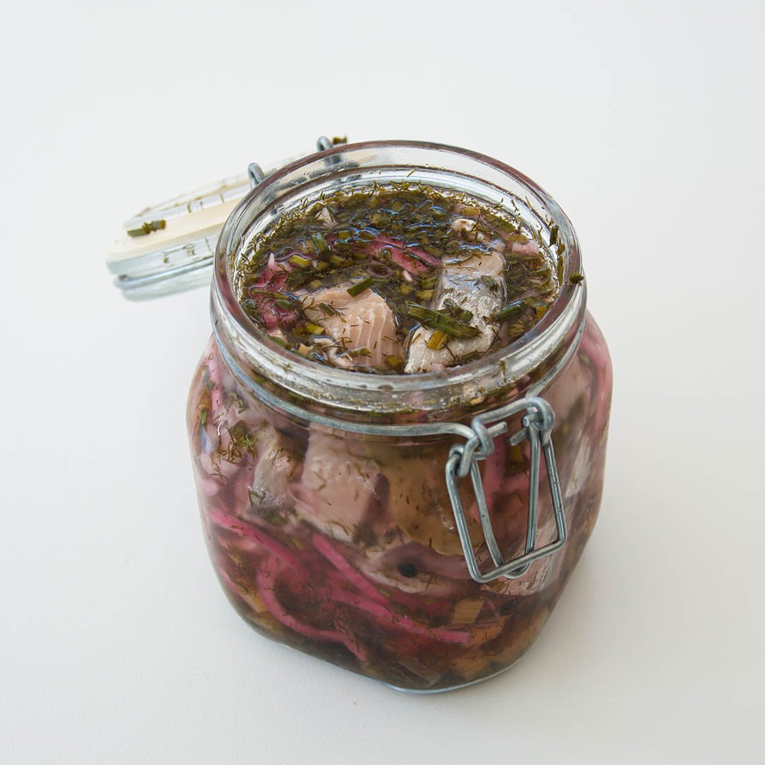 Rabarbersill - Recept på sill med smak av rabarber och som är enkel att göra.