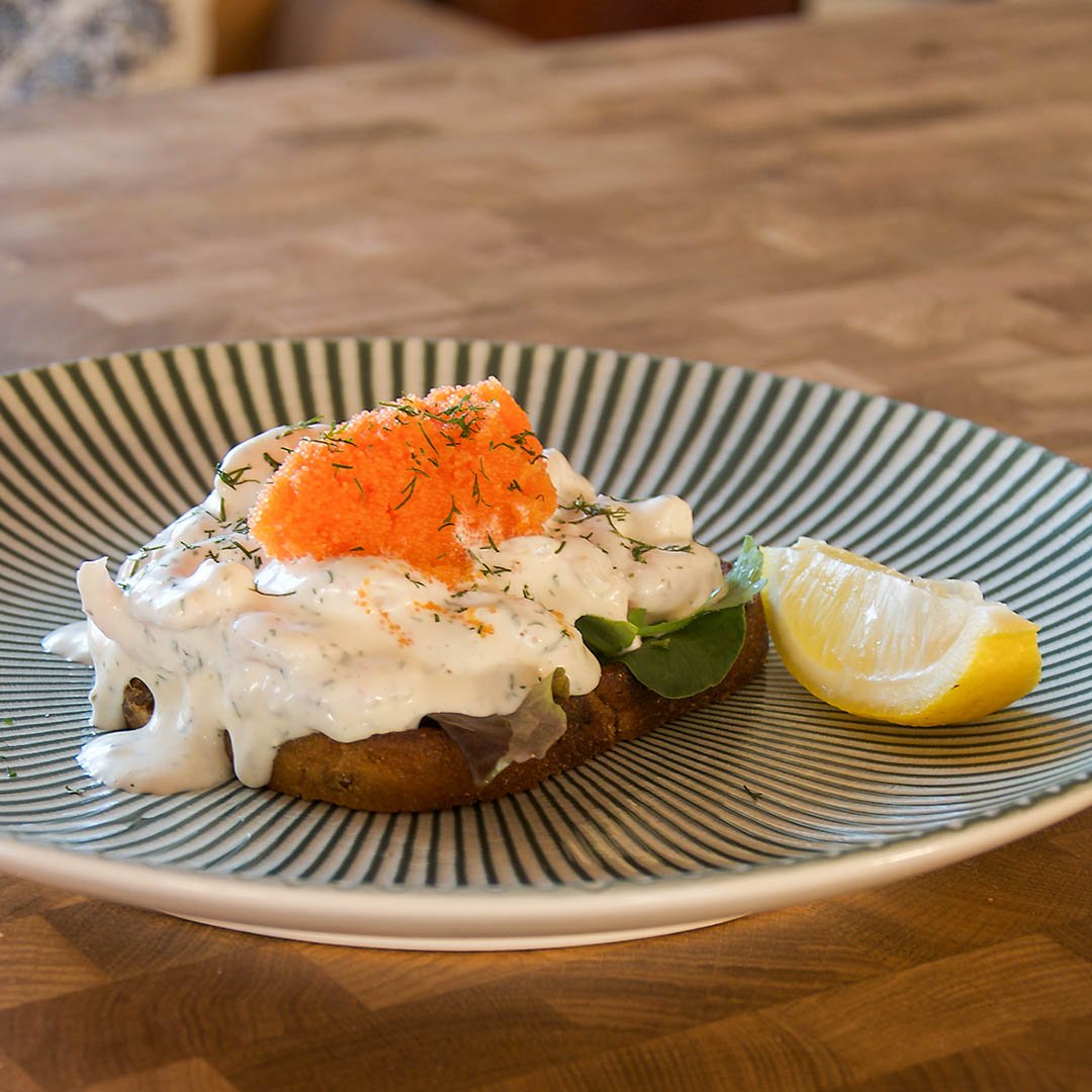 Toast Skagen - Recept på smakfull klassiker. Vem gillar inte räkröra på smörstekt brödskiva toppad med löjrom?
