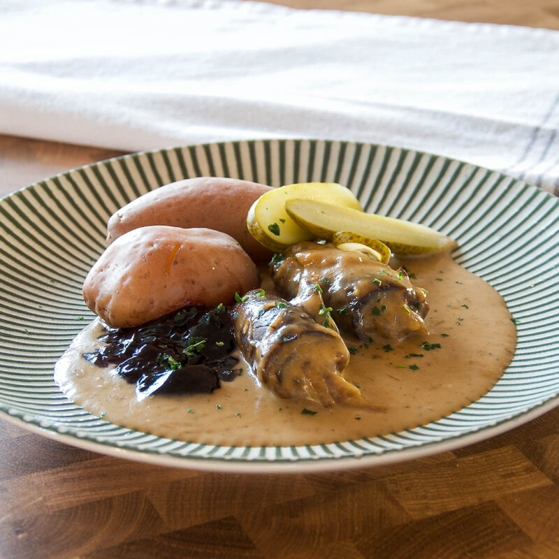 Oxrullader med god sås är svensk husmanskost klassiker. Servera förslagsvis med kokt potatis, inlagd gurka och svartvinbärsgelé.