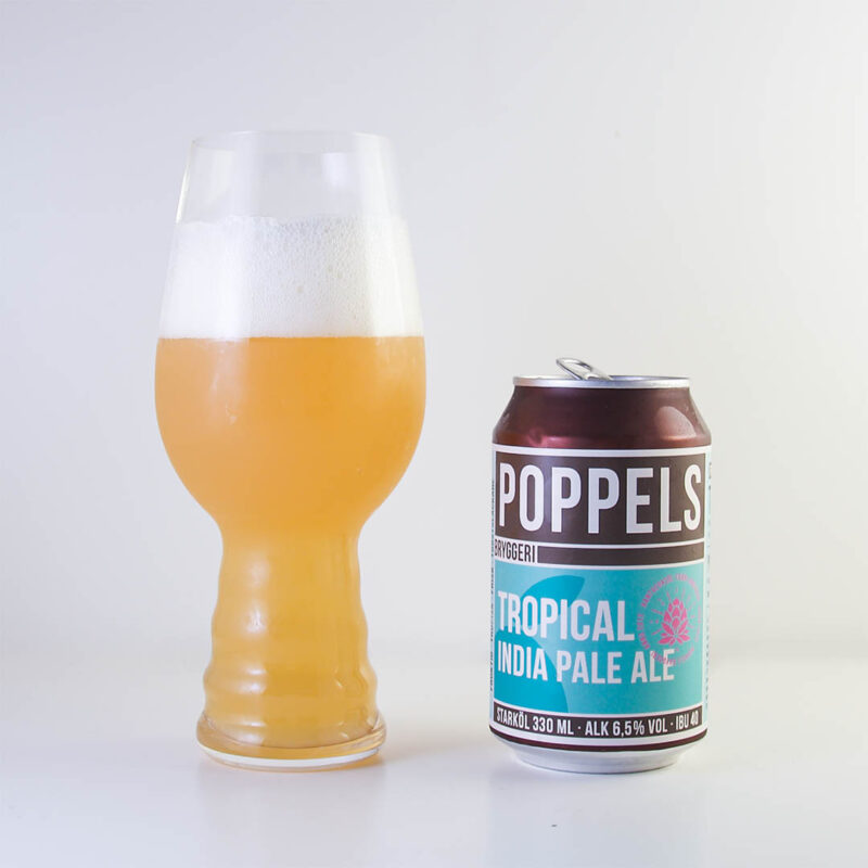 Poppels Tropical IPA från Poppels Bryggeri är en välsmakande öl med tropisk doft och smak. Denna dricker du som sällskapsdryck eller grillat.