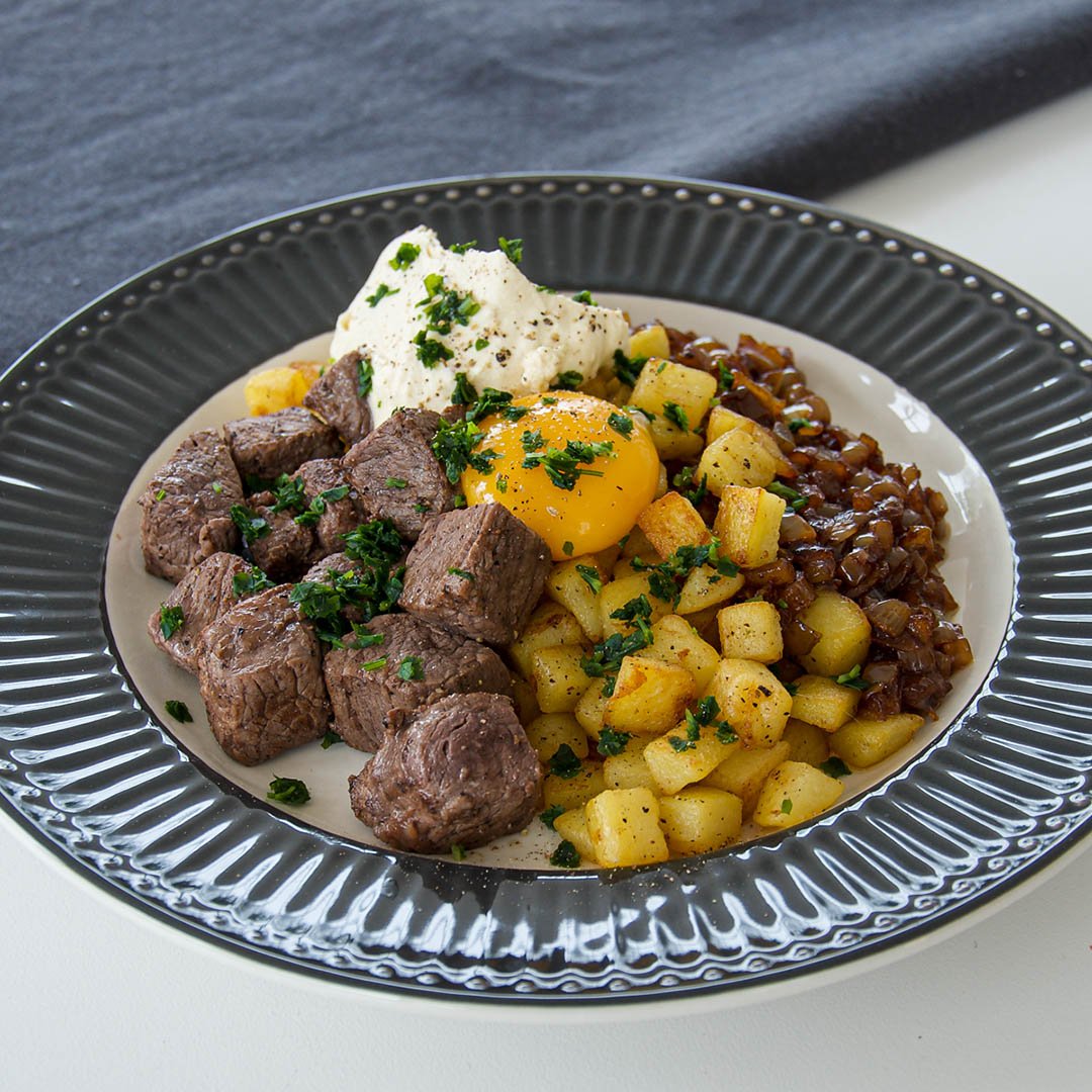 Biff Rydberg - klassiskt recept på en lyxigare pyttipanna. Servera med senapskräm, äggula, persilja och eventuellt riven pepparrot.