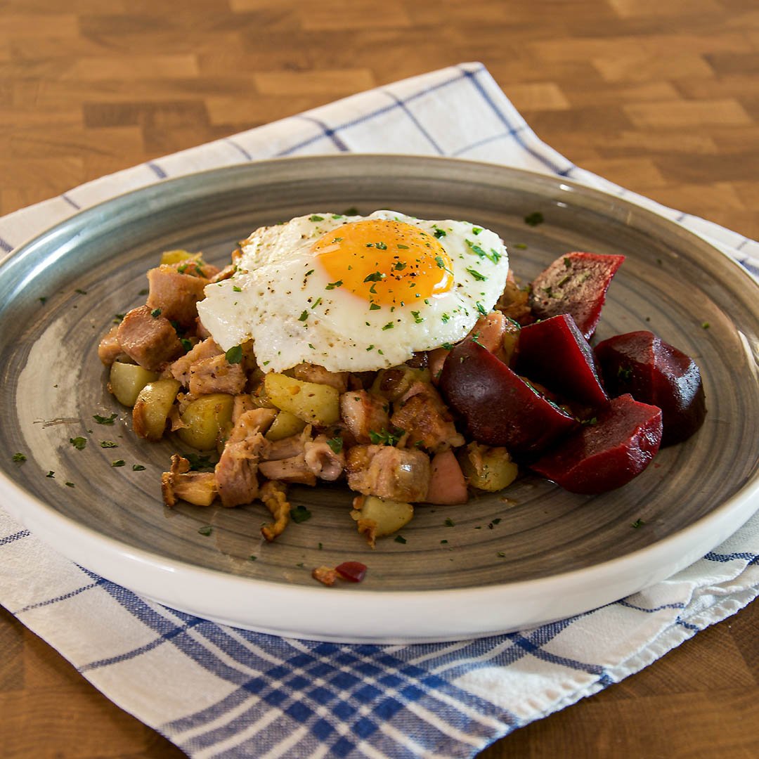 Pyttipanna - klassiskt recept på husmanskost. Välj de ingredienser du har hemma i din kyl och frys.