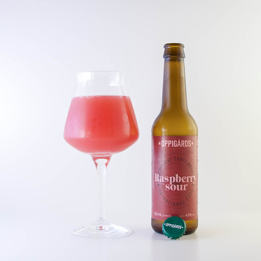 Raspberry Sour från Oppigårds Bryggeri  doftar och smakar syrlig hallon.
