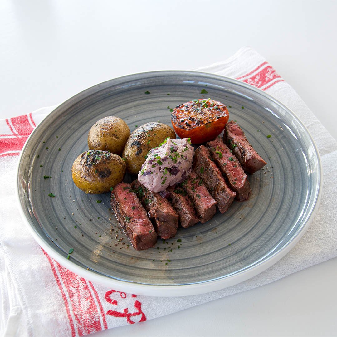 Grillad ryggbiff med rödvinssmör, potatis och tomat är smakfull grillad middag.