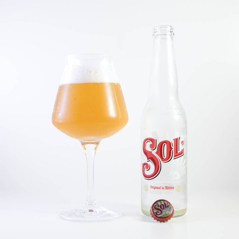 Sol från Cerveceria Moctezuma är lättsam öl.