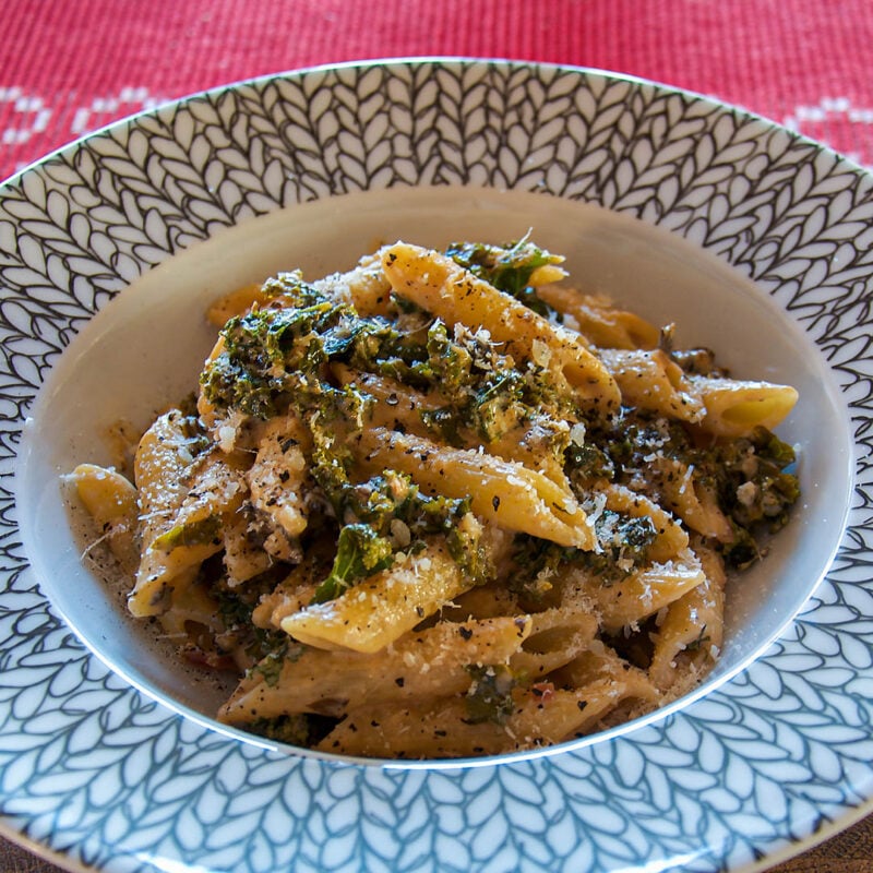 Pasta med grönkål och svamp i krämig sås är lättlagad middag.