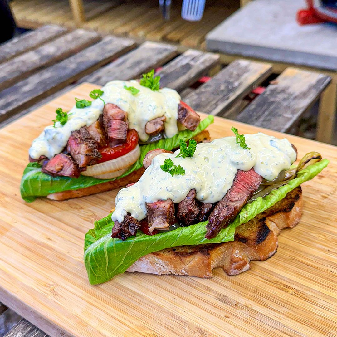 Bookmaker toast med bearnaisesås - recept med inspiration från originalet. Lättlagad macka med entrecôte som alla kan tillaga.