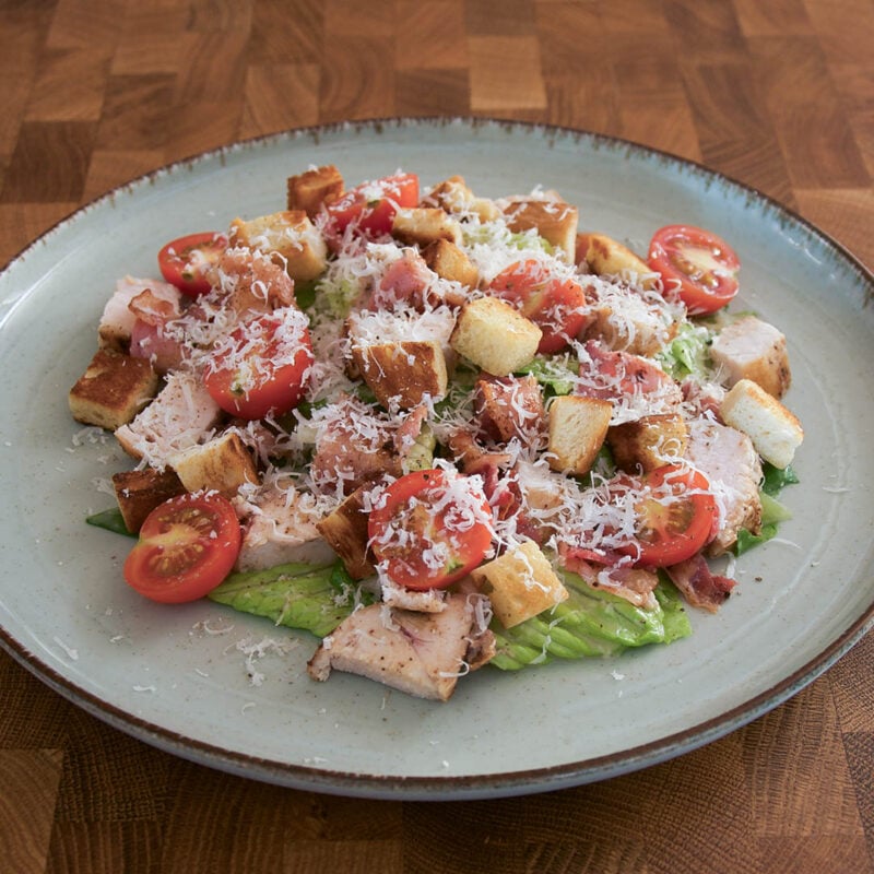 Caesarsallad - Klassiskt recept med kyckling och bacon. En smakfull och mumsig sallad.