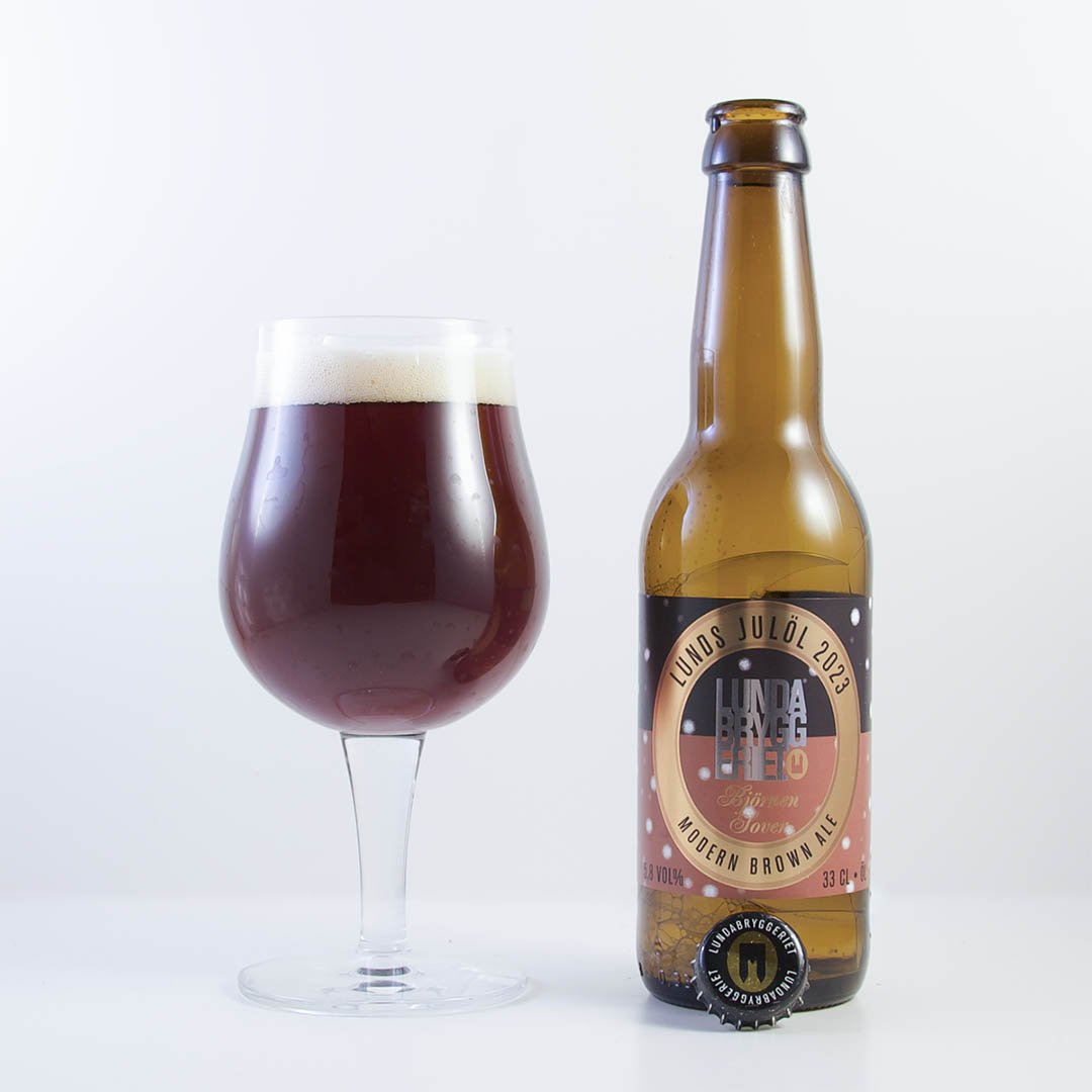 Lunds Julöl Björnen Sover Brown Ale 2023 från Lundabryggeriet dricker du som sällskapsdryck, till julbordets läckerheter eller ostar.