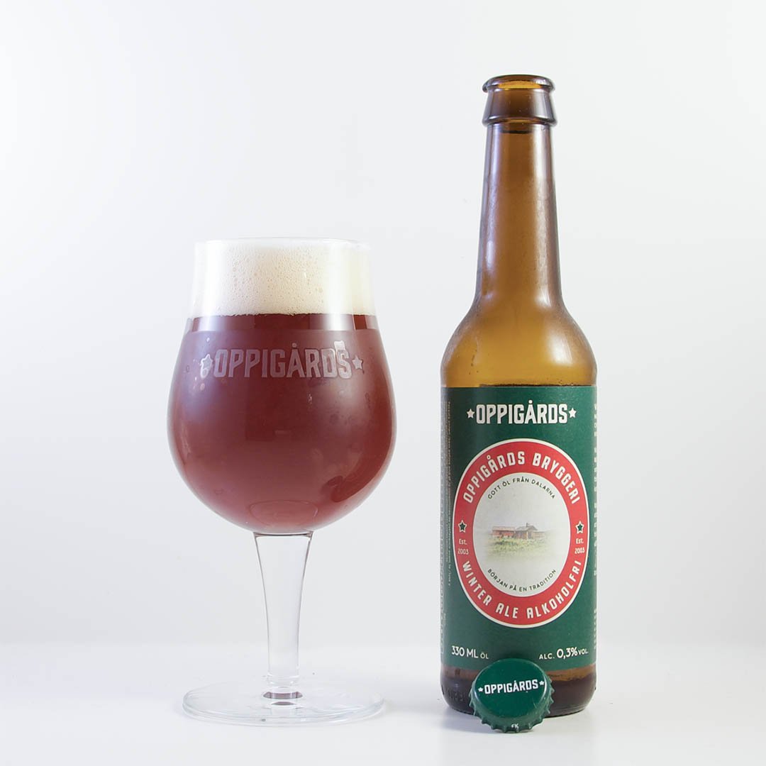 Oppigårds Winter Ale Alkoholfri från Oppigårds Bryggeri är ett välsmakande julöl. Servera den som sällskapsdryck eller till julbordet.