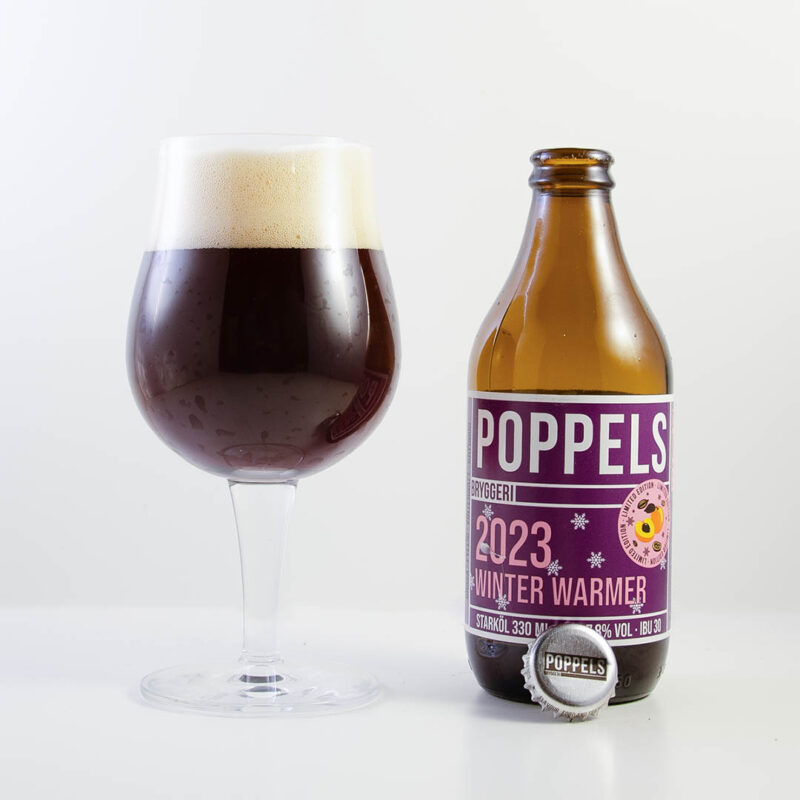 Poppels Winter Warmer 2023 är smakfull julöl. Denna ölen dricker du som sällskapsdryck eller till julbordets läckerheter.