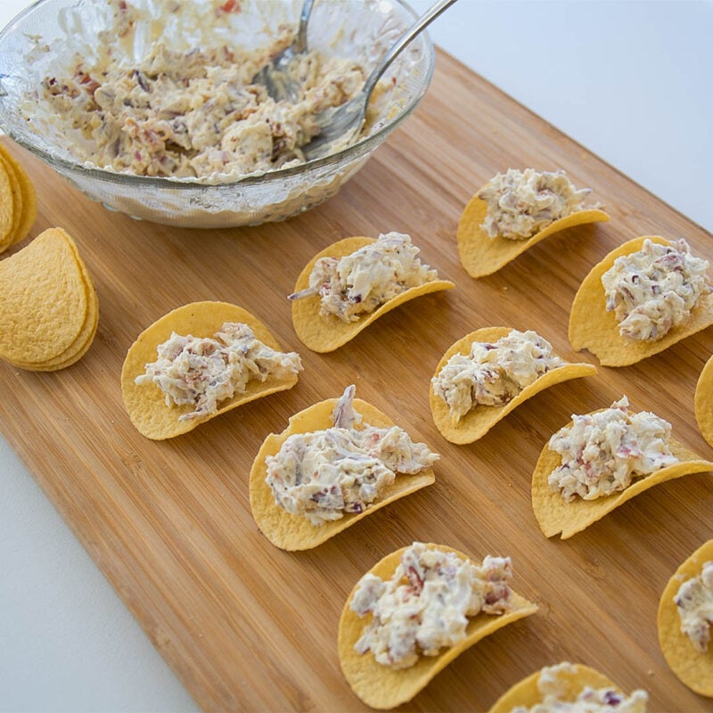 Potatischips med baconröra - recept på lättlagat snack. Perfekt att servera till välkomstdrinken eller när du kollar på en bra film.