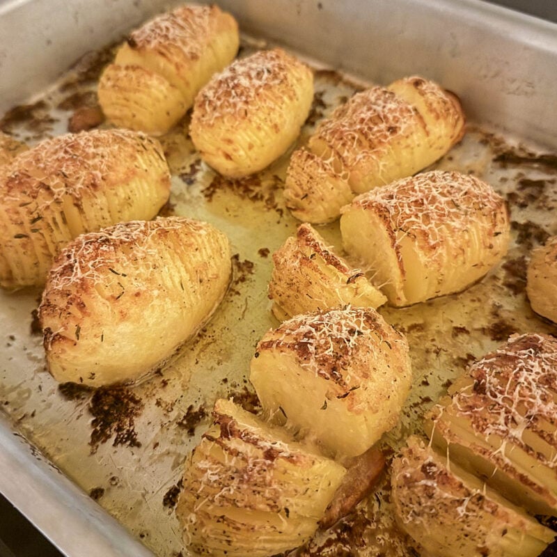 Hasselbackspotatis - recept på svensk klassiker som alla lyckas med. Johans mat visar hur du tillagar denna favorit.