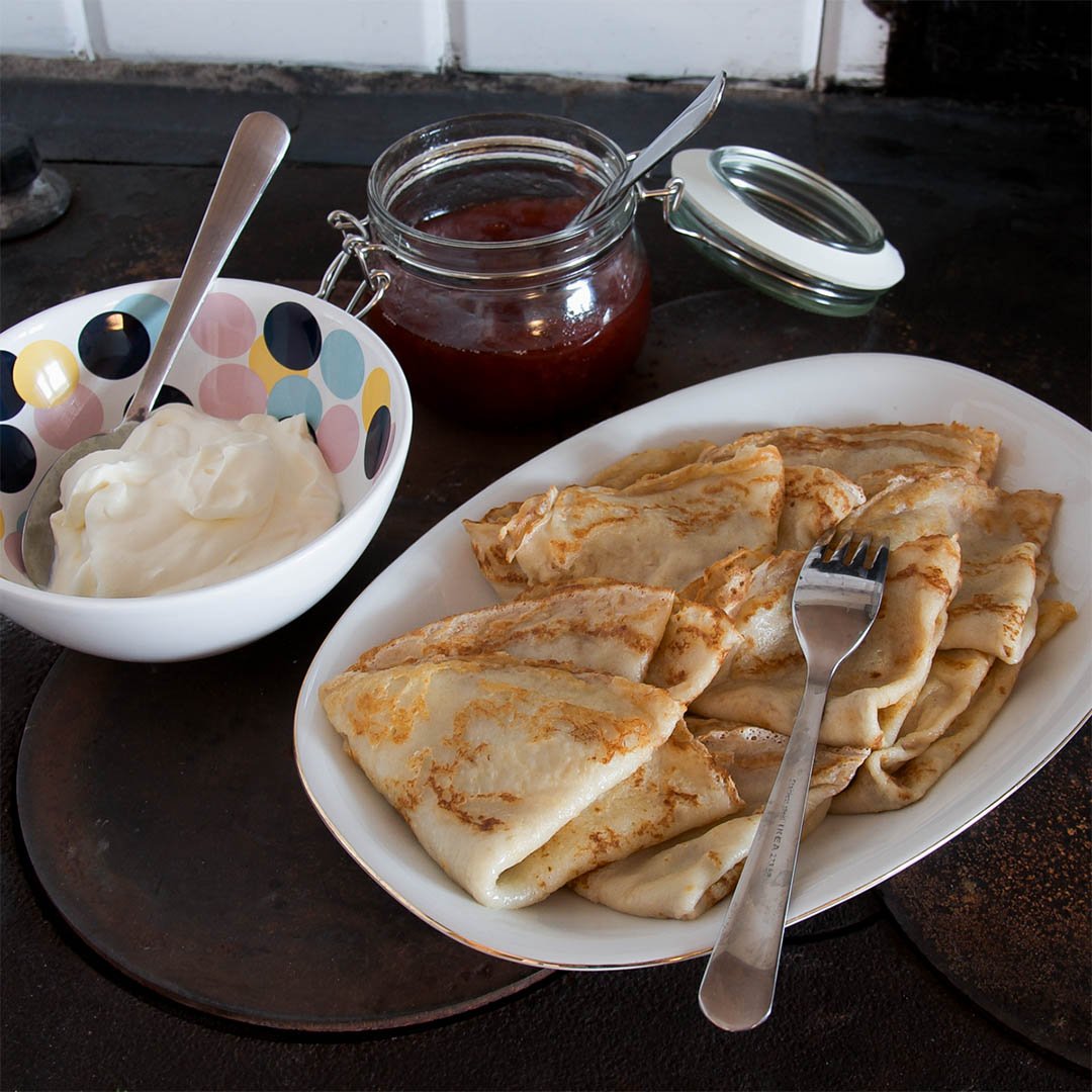 Pannkakor - Klassiskt recept och Johans mat visar hur du lyckas. Servera med valfri sylt, vispad grädde eller vaniljglass.