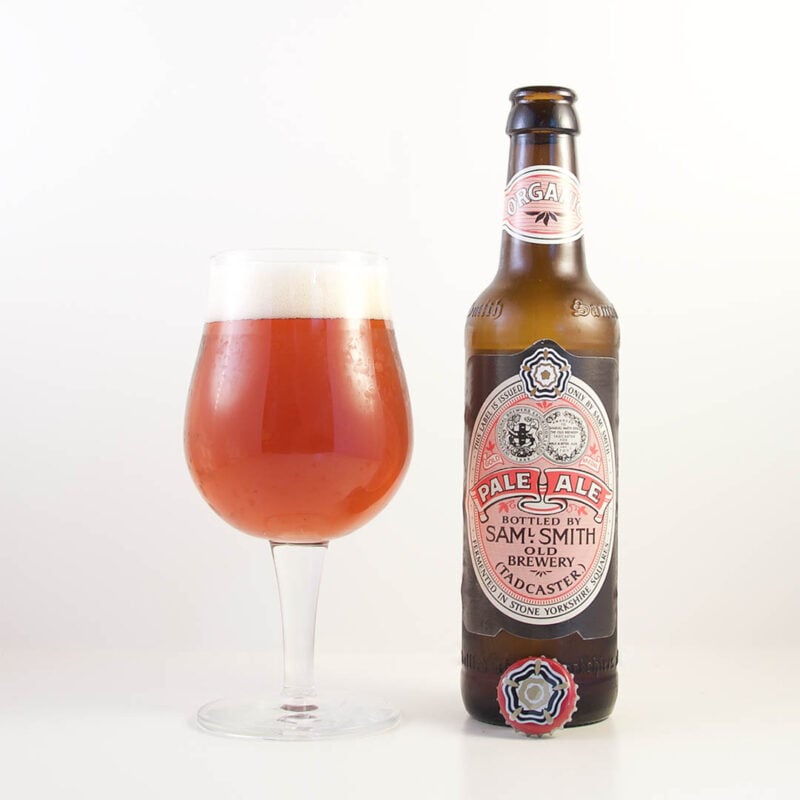 Samuel Smith's Organic Pale Ale är välsmakande öl av stilen bitter. Drick den som sällskapsdryck eller till fläsk, nötkött och hamburgare.