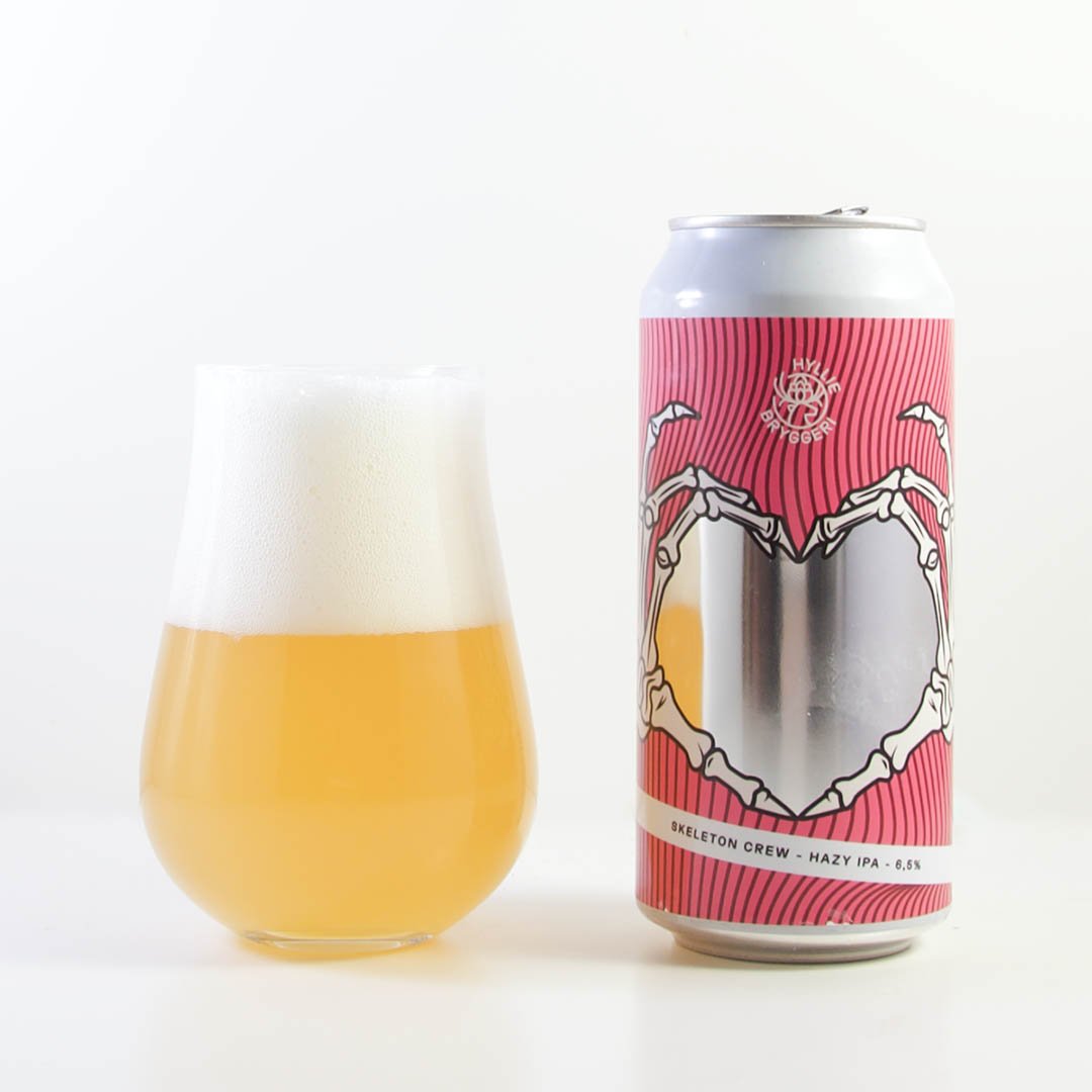 Skeleton Crew Hazy IPA från Hyllie Bryggeri är god öl att dricka som sällskapsdryck eller till hamburgare.