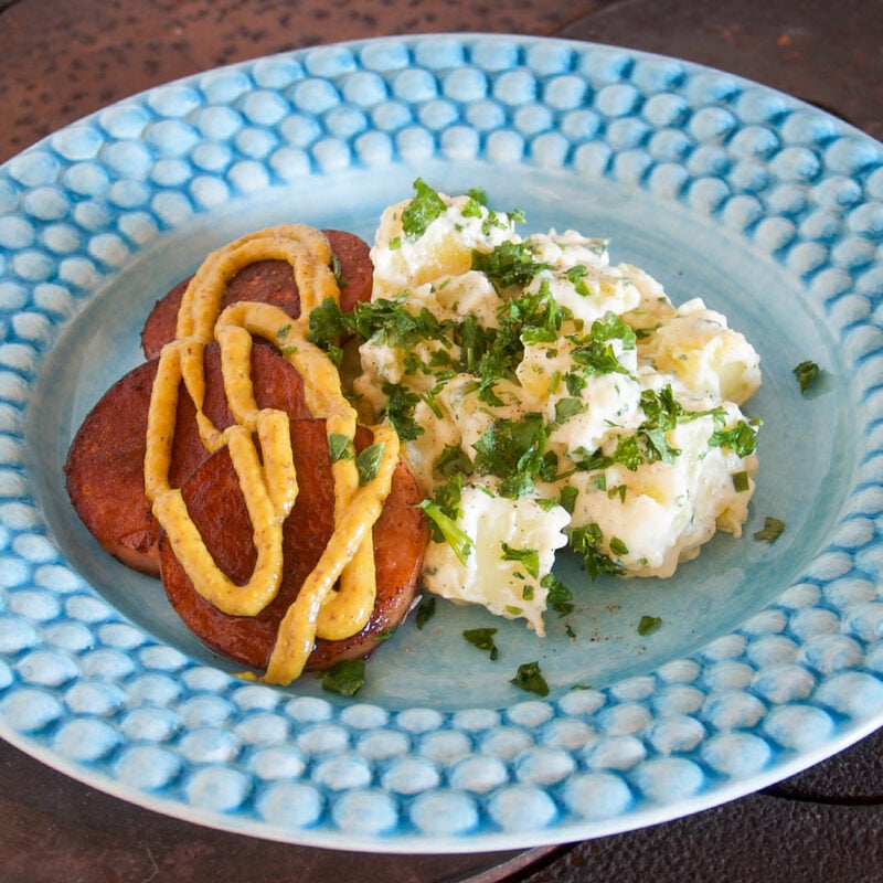 Stekt falukorv med stuvad potatis är lättlagad och trevlig husmanskost. En god vardagsrätt som du även kan servera på helgen.