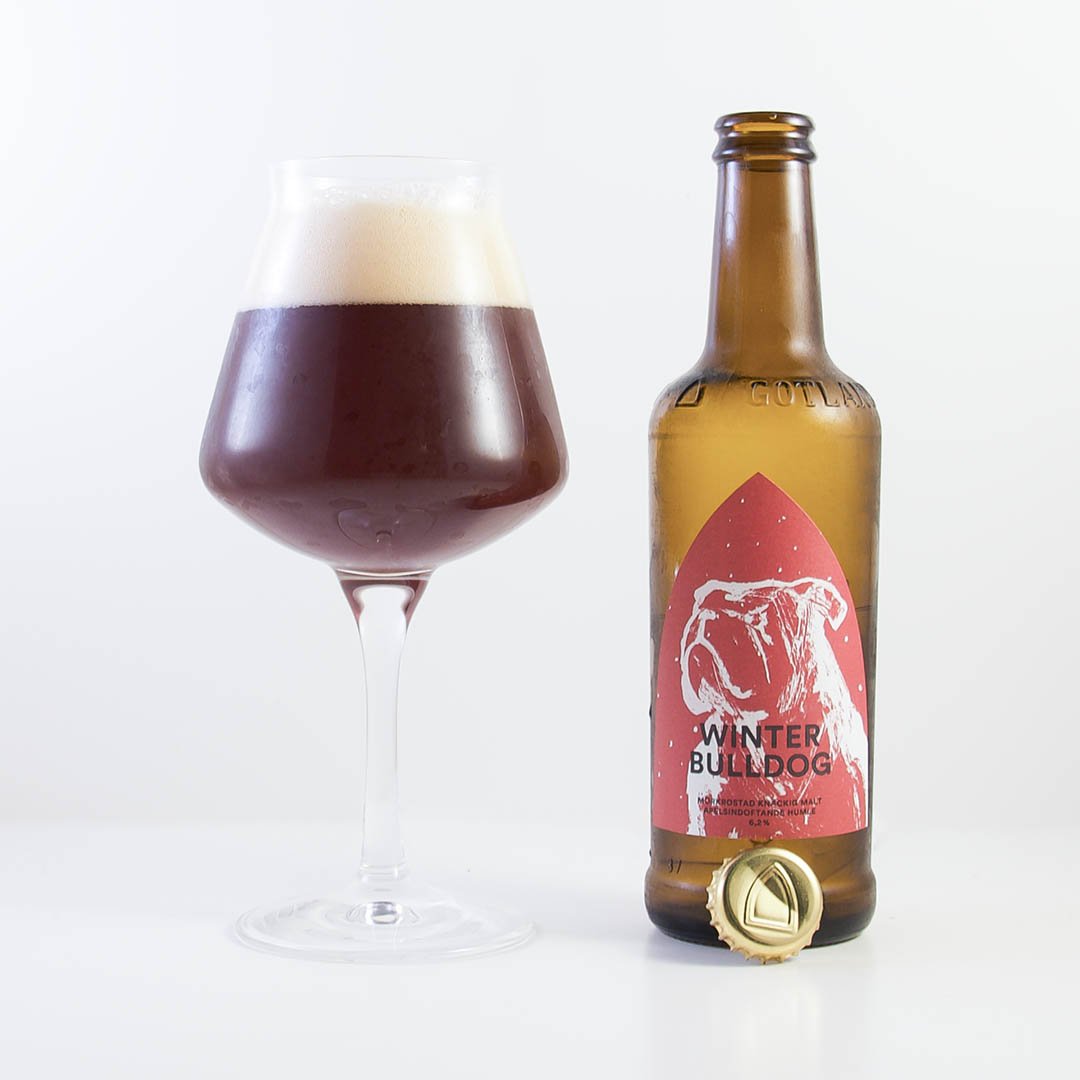Winter Bulldog från Gotlands Bryggeri passar att dricka som sällskapsdryck eller till julmaten och ostbrickan.