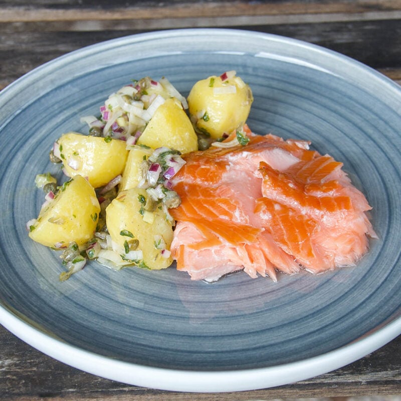 Rökt lax med varm potatissallad - Recept på svensk sommarklassiker. Om du har en offset smoker, så ska du verkligen testa att röka laxen.