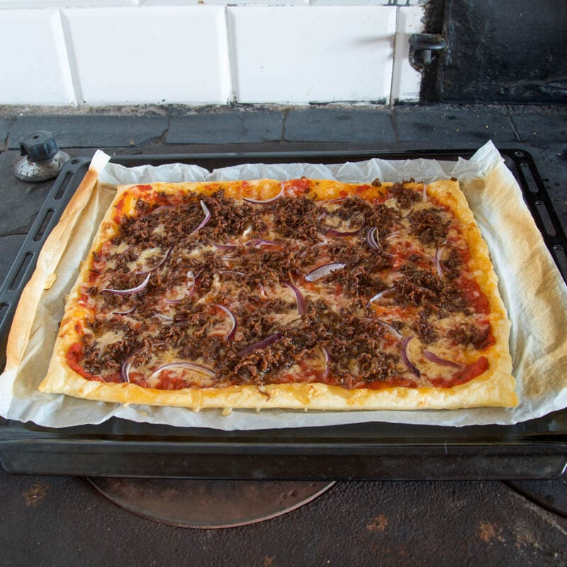 Smördegspizza med tomatsås, nötfärs, lök och ost är lättlagad pizza som alla lyckas med. När bakade du senast pizza på smördeg?