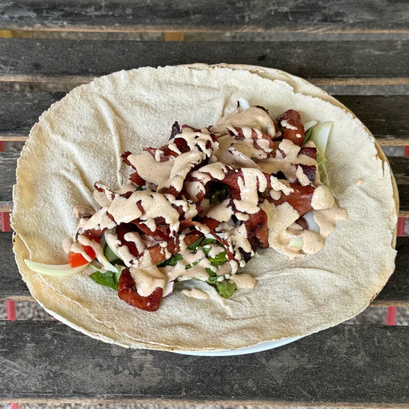 Falukorvskebab i rulle är trevligt alternativ till den klassiska kebaben. När gjorde du senast kebab på falukorv?