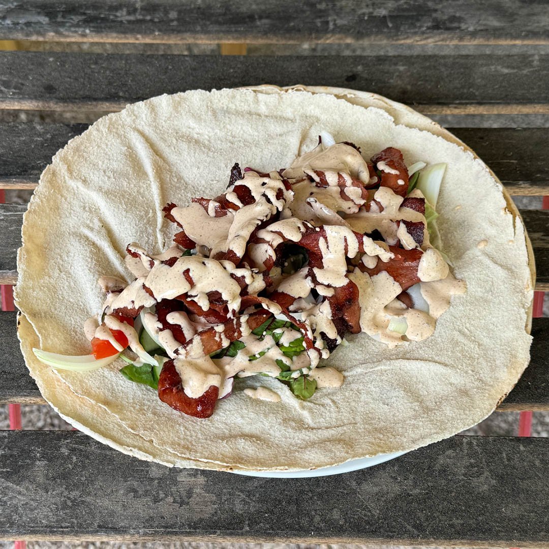 Falukorvskebab i rulle är trevligt alternativ till den klassiska kebaben. När gjorde du senast kebab på falukorv?