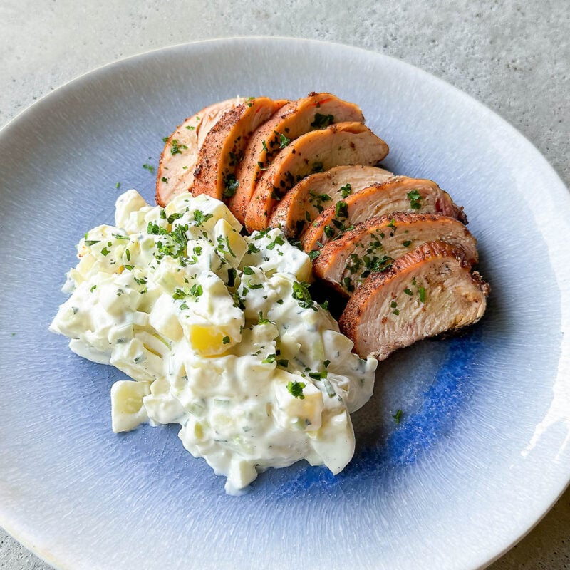 Rökt kycklingfilé med potatissallad - Recept på mumsig sommarmat. Du kan också servera det som en del av stor buffén med andra godsaker.