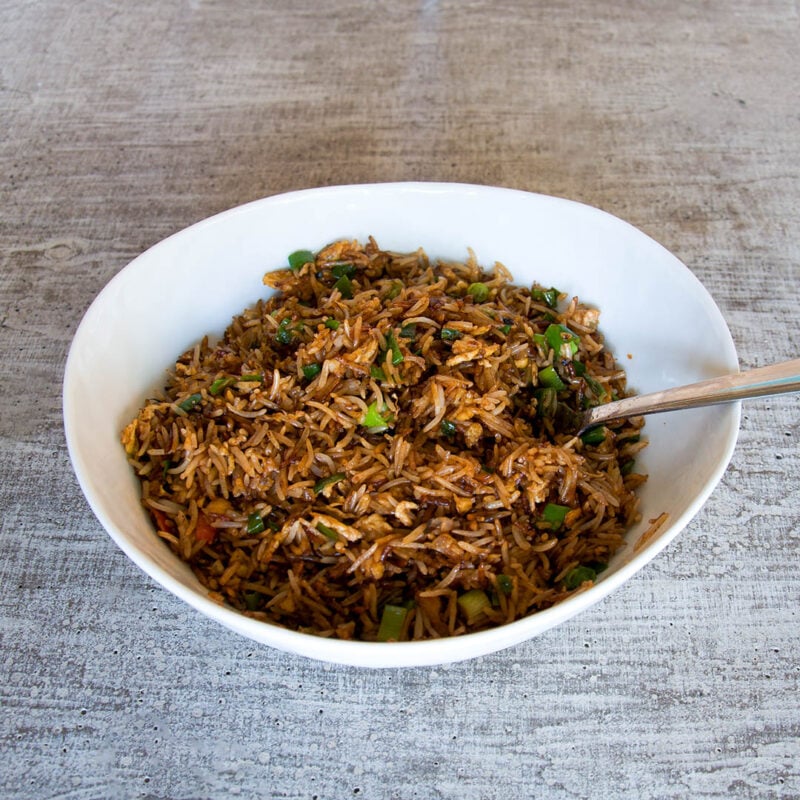 Egg fried rice - asiatiskt klassiker tillagad på stekhäll. Recept på lättlagad och god maträtt som alla lyckas med.